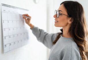 Aprenda como criar uma rotina produtiva com 12 dicas práticas para aumentar seu foco e eficiência ao trabalhar em casa. Guia completo e atualizado!