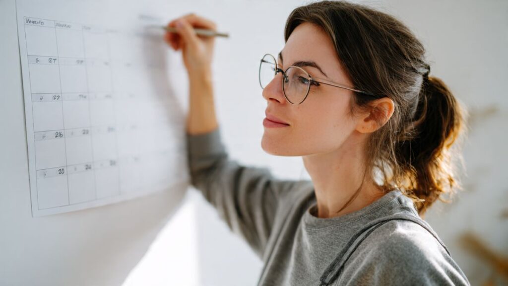 Aprenda como criar uma rotina produtiva com 12 dicas práticas para aumentar seu foco e eficiência ao trabalhar em casa. Guia completo e atualizado!