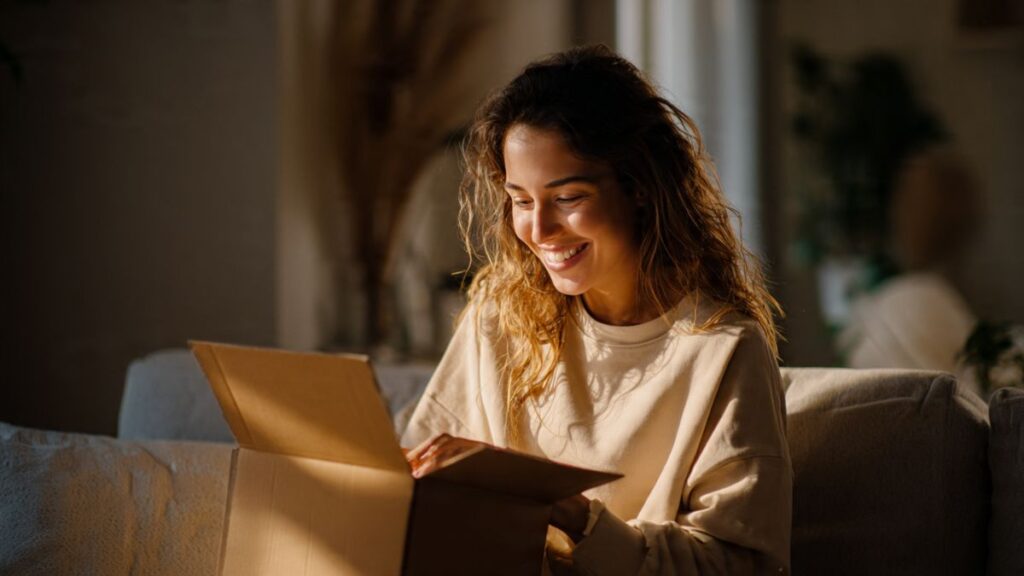 Cliente feliz recebendo e-commerce e sentindo a conexão de como construir uma marca forte.