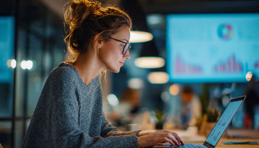 Copywriter focada em estratégias de copywriting para e-commerce em um monitor moderno.