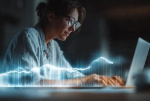 Especialista em SEO otimizando o código para como aumentar a velocidade do site e melhorar o ranking