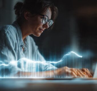 Especialista em SEO otimizando o código para como aumentar a velocidade do site e melhorar o ranking