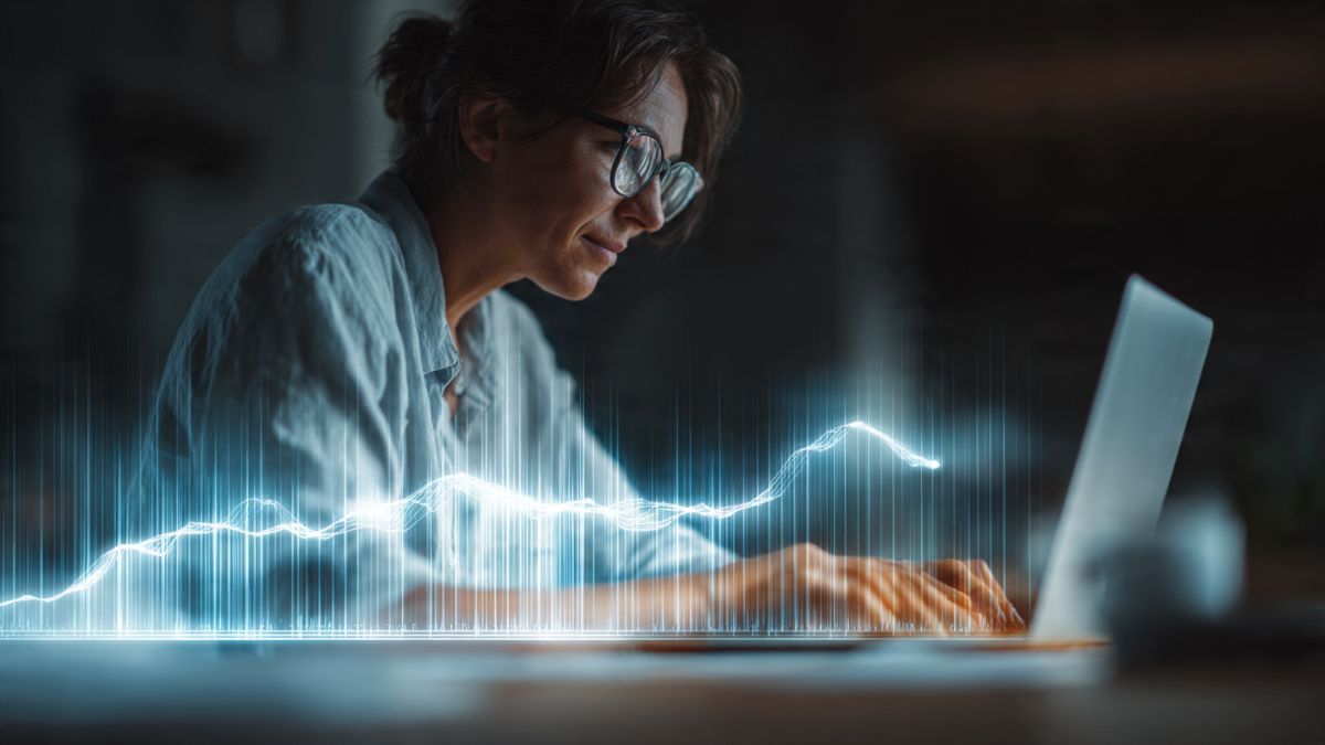 Especialista em SEO otimizando o código para como aumentar a velocidade do site e melhorar o ranking