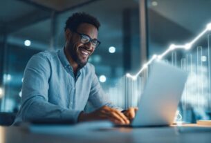 Afiliado de sucesso aplicando estratégias avançadas para afiliados em um laptop moderno.