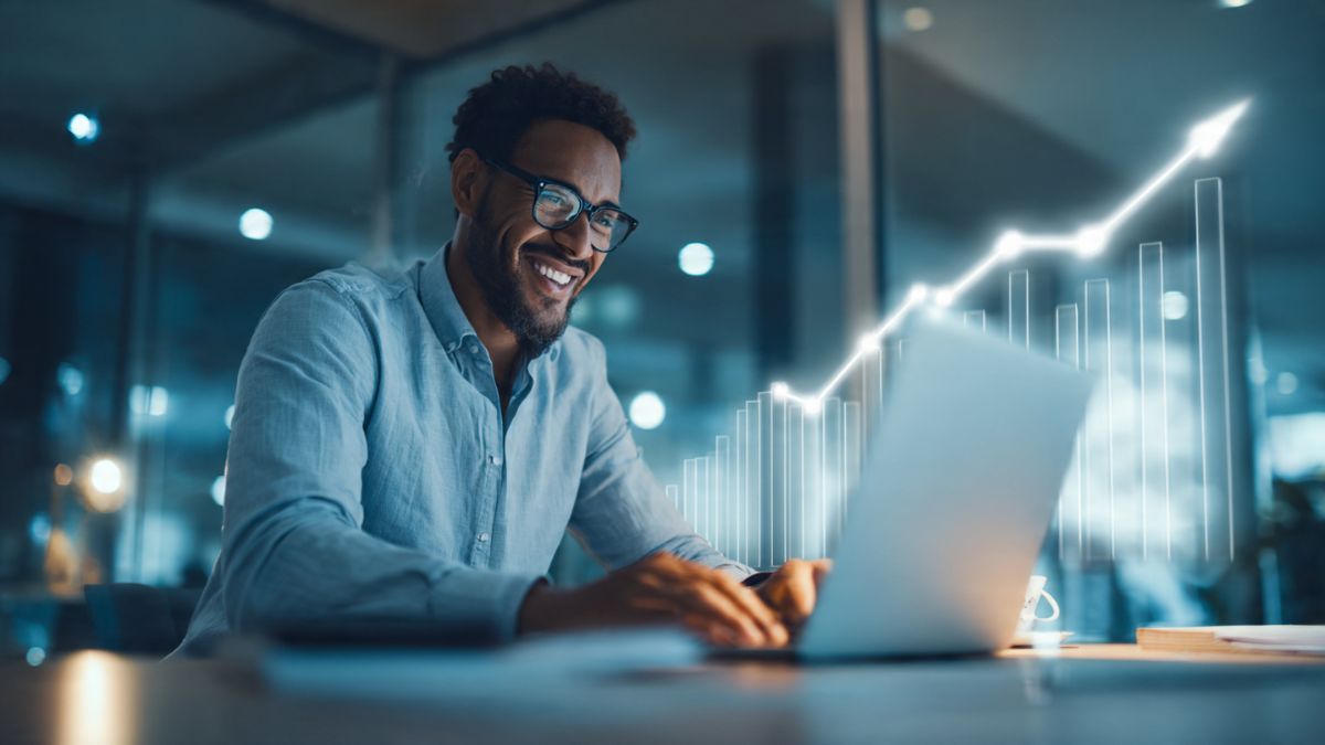 Afiliado de sucesso aplicando estratégias avançadas para afiliados em um laptop moderno.