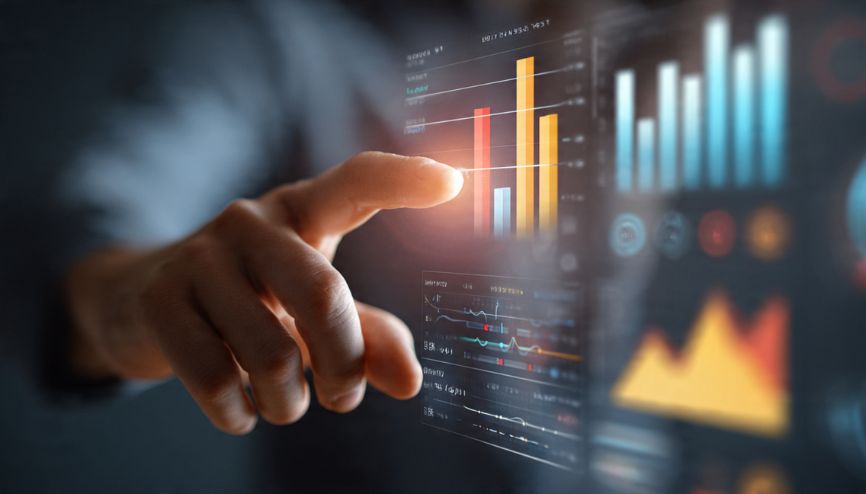 Pessoa analisando gráficos e dados de performance de marketing de conteúdo.