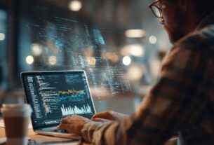 SEO Técnico como implementar: profissional otimizando código em laptop