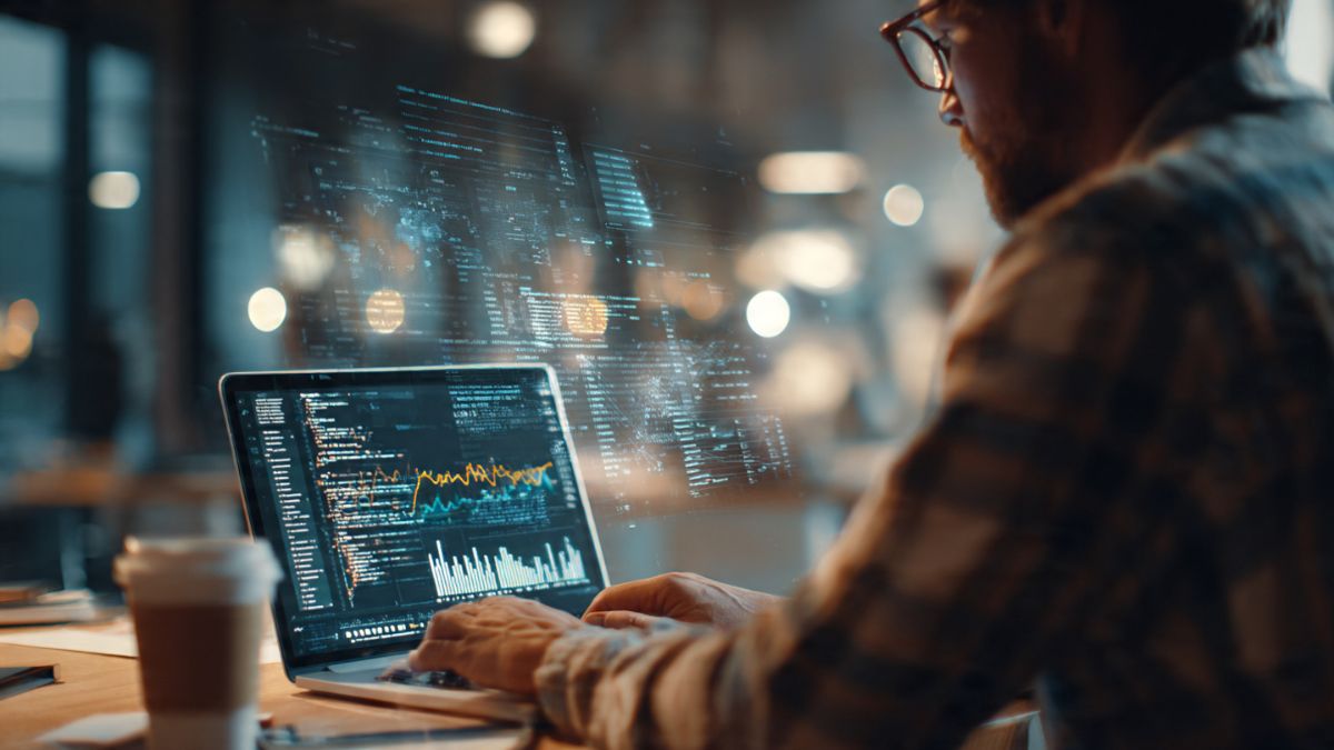 SEO Técnico como implementar: profissional otimizando código em laptop