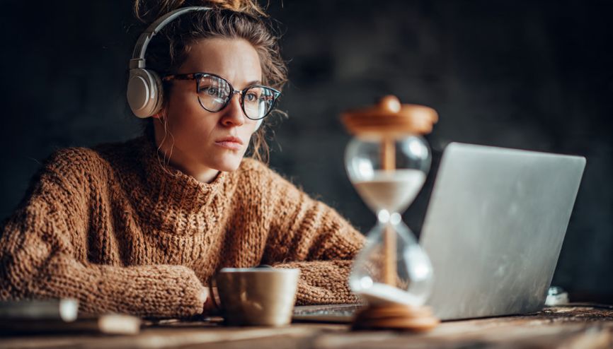 Empreendedor em um momento de foco profundo aplicando o mindset de produtividade