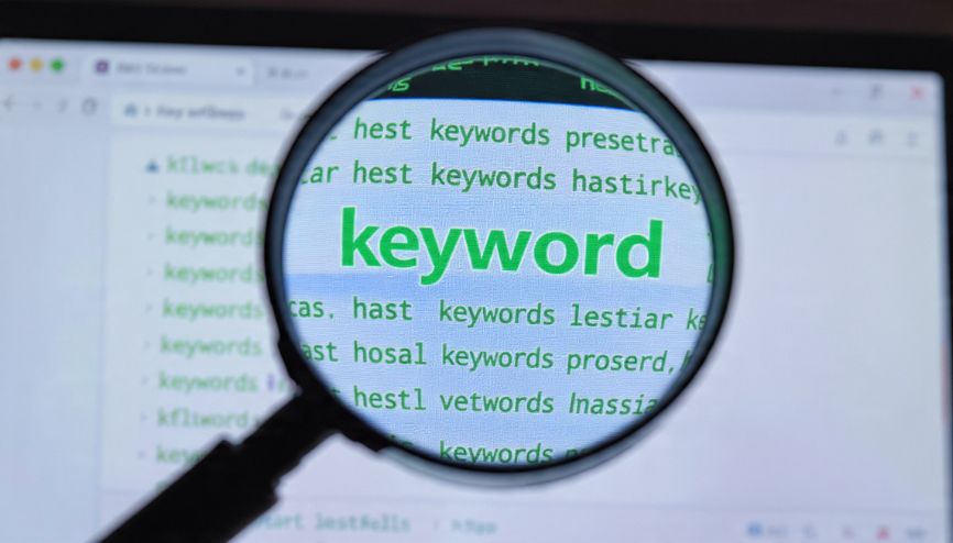 Lupa focando em palavras-chave para seo para youtube