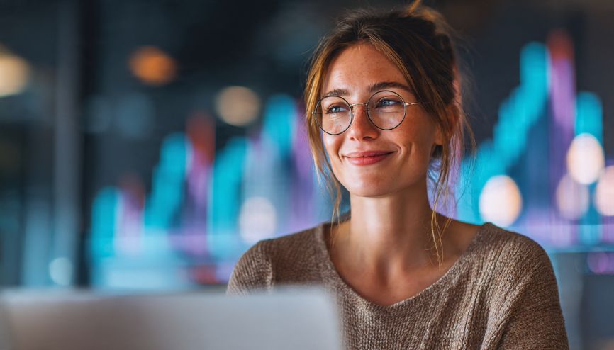 Mulher trabalhando em laptop para automação para afiliados