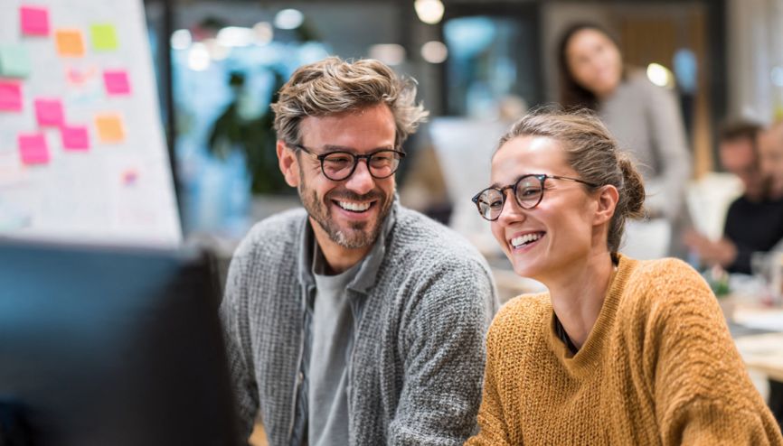 Pessoas colaborando em um projeto de marketing, aplicando estratégias para vender como afiliado.