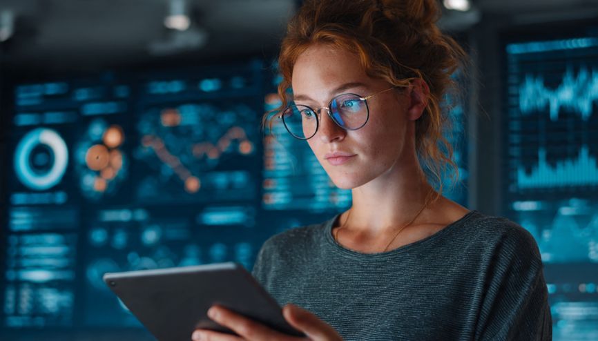 Profissional analisando dados para aumentar o tráfego orgânico