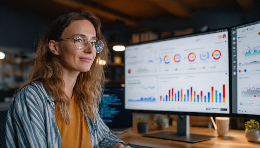 Profissional de SEO analisando dados de Google Analytics em um painel moderno