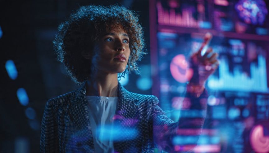 Profissional de marketing analisando dados de inteligência artificial em um painel holográfico