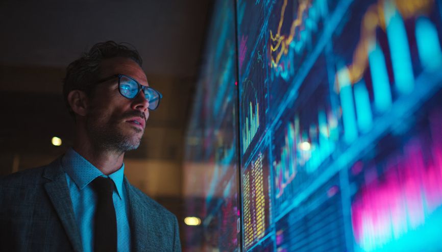 Profissional de marketing analisando dados para aumentar a produtividade com ia