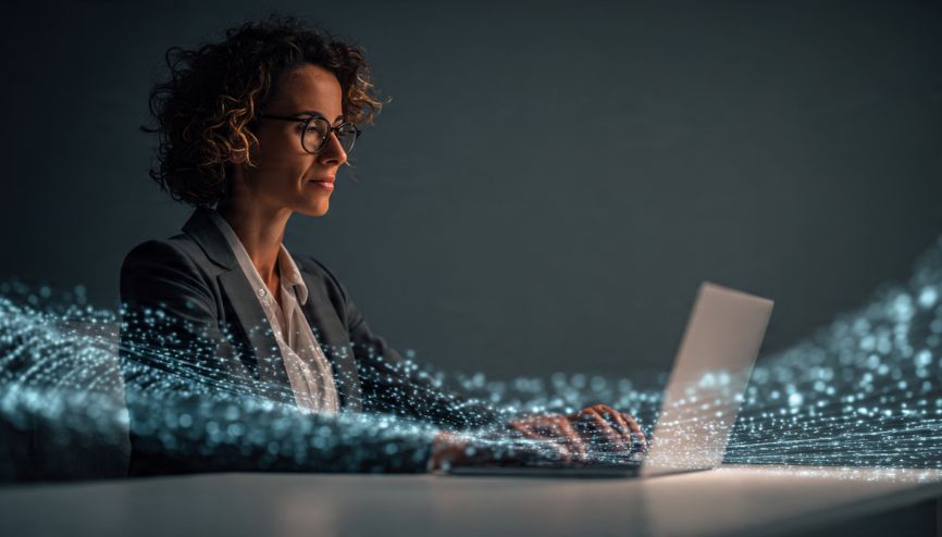 Profissional focado usando IA para aumentar a produtividade com ia