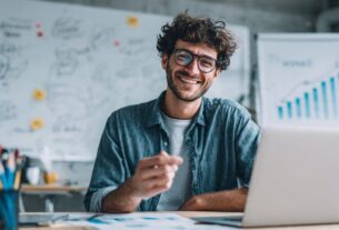 Uma pessoa feliz aplicando as melhores estratégias para vender como afiliado.