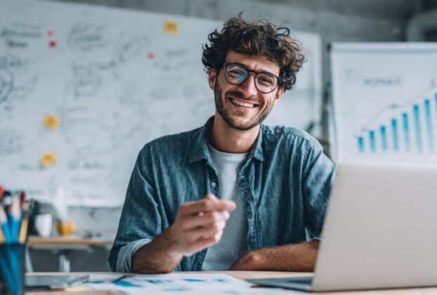 Uma pessoa feliz aplicando as melhores estratégias para vender como afiliado.
