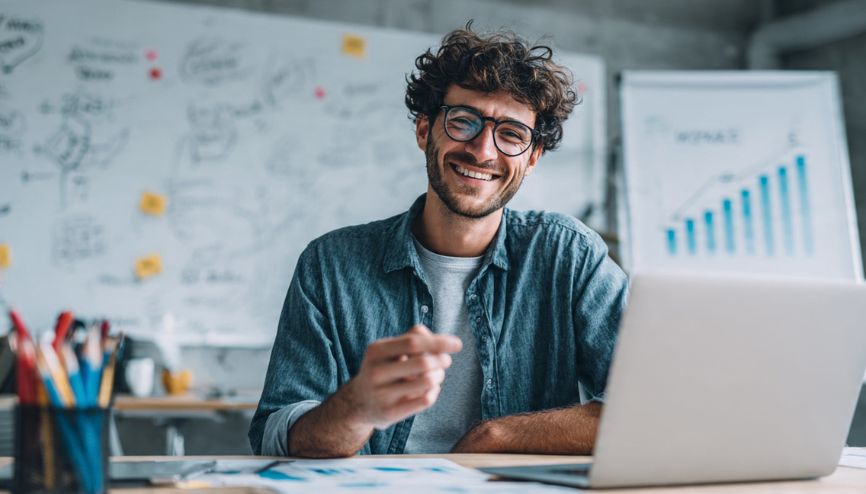 Uma pessoa feliz aplicando as melhores estratégias para vender como afiliado.