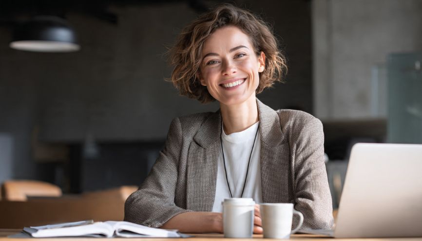 Empreendedor em um escritório moderno demonstrando hábitos de alta performance