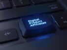 Close-up de um teclado de notebook com a frase "Afiliados de Produtos Digitais" brilhando em uma das teclas.