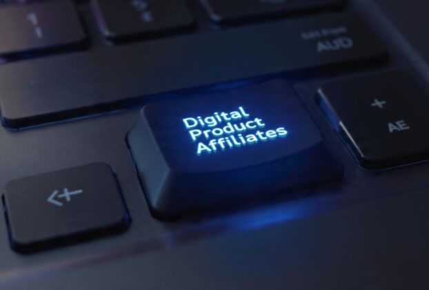 Close-up de um teclado de notebook com a frase "Afiliados de Produtos Digitais" brilhando em uma das teclas.
