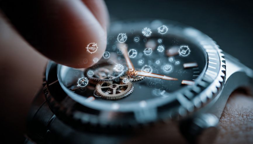 Uma mão ajustando engrenagens com ícones de métricas de afiliados de produtos digitais.