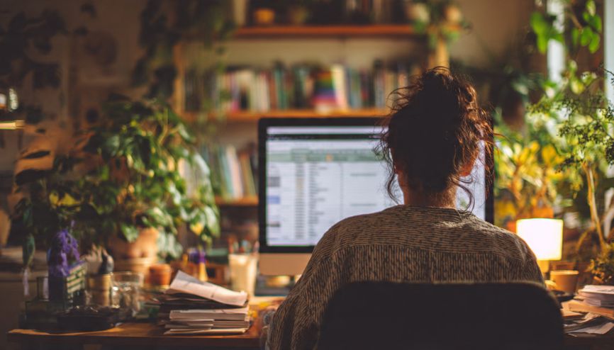 Pessoa trabalhando como afiliados sem aparecer em computador em casa