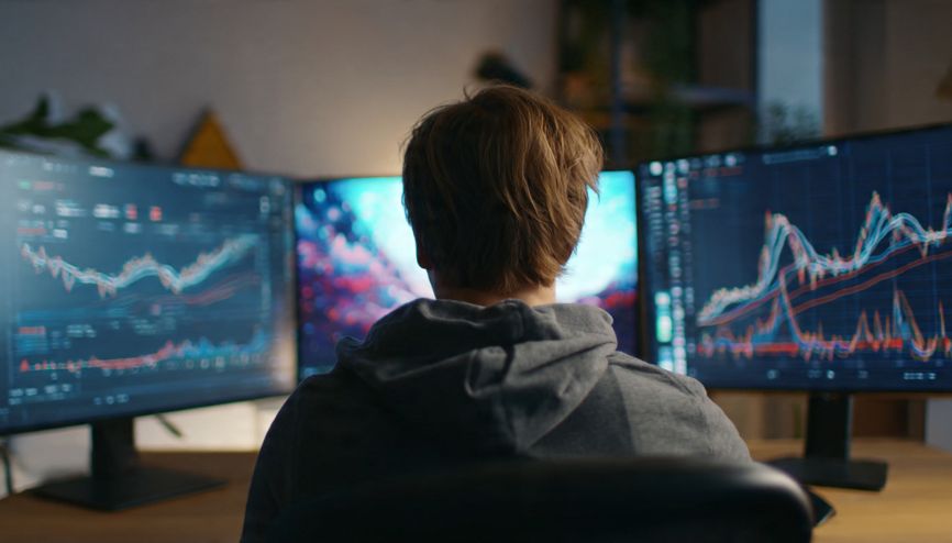 Profissional analisando métricas de marketing de afiliados avançado em múltiplos monitores.